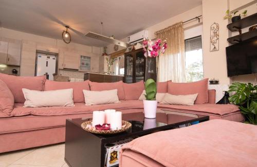 Spata-Artemida House | Discover Maria's Double Room: Pet-Friendly & Family-Safe