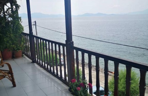 Afissos Apartment | Maria's Studios: Oceanfront Getaway with Perfect Ratings