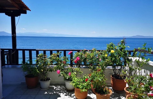 Afissos Apartment | Maria's Studios: Oceanfront Getaway with Perfect Ratings