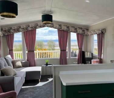 Carsethorn Resort | Marianne Bay: Pet-Friendly Caravan Park with Sea View