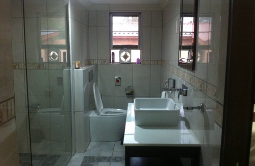 Francistown House | Welcoming Marico Guest House: Breakfast & Family-Friendly Stay