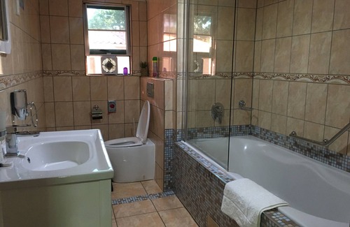 Francistown House | Welcoming Marico Guest House: Breakfast & Family-Friendly Stay