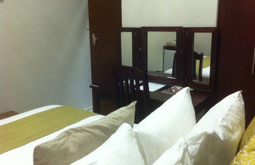 Francistown House | Welcoming Marico Guest House: Breakfast & Family-Friendly Stay
