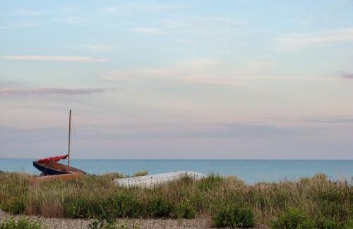 Pagham House | Welcoming Marie's Cottage: Pet-Friendly Retreat with High Ratings