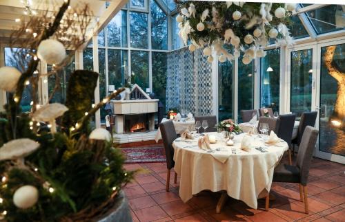 Brunen Hotel | Cozy Marienthaler Gasthof: Pet-Friendly Stay with Dining