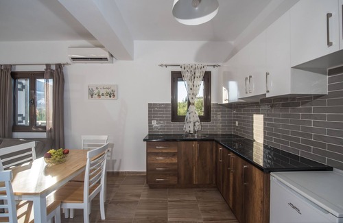Katastari Apartment | Cozy Marietta's Apartment with Family-Friendly Amenities