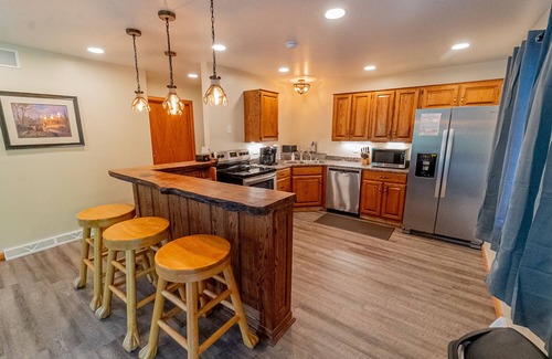 Ohiopyle Condo | Relaxing River Retreat in Downtown Ohiopyle with Hot Tub