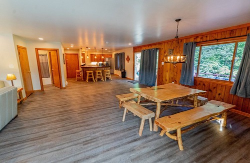 Ohiopyle Condo | Relaxing River Retreat in Downtown Ohiopyle with Hot Tub