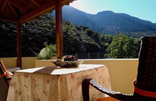 Filaki House | Charming Marika's House: Pet & Child Friendly Escape