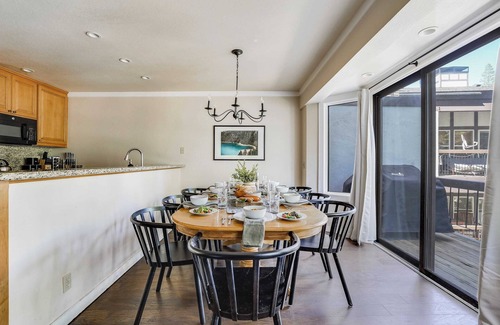 Olympic Valley Cabin | Discover Marillac by Avantstay: Ski Cabin with Balcony & Patio