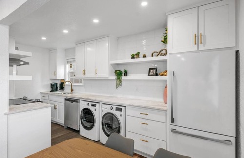 Royal Bryan Apartment | Convenient 2-Bedroom Stay Near A&M with King Beds