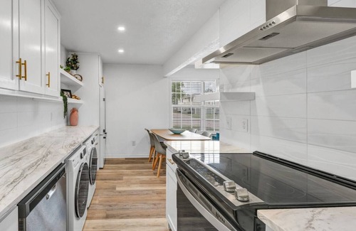 Royal Bryan Apartment | Convenient 2-Bedroom Stay Near A&M with King Beds