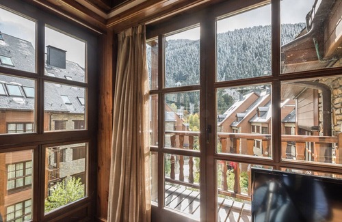 Baqueira Apartment | ```html
Inviting Marimanha by Totiaran: Spa, Kitchen & 9/10 Ratings
```