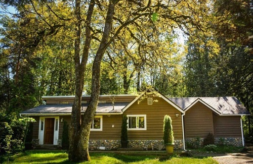 Maple Ridge House | Discover Marin Riverside Lodge: Family-Friendly Getaway