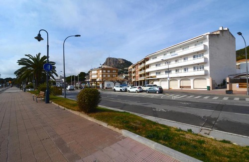 L'Estartit Apartment | Oceanfront Escape at Marina 2-A with Pet-Friendly Amenities