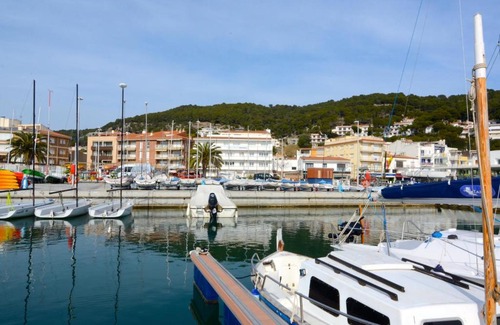 L'Estartit Apartment | Oceanfront Escape at Marina 2-A with Pet-Friendly Amenities