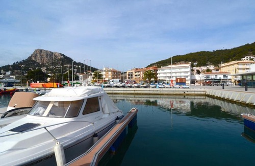 L'Estartit Apartment | Oceanfront Escape at Marina 2-A with Pet-Friendly Amenities