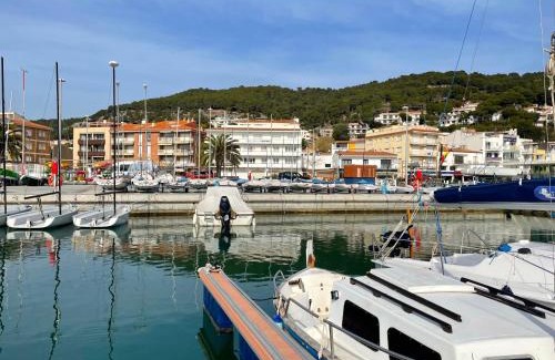L'Estartit Apartment | Oceanfront Escape at Marina 2-A with Pet-Friendly Amenities