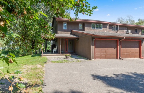 Breezy Point Condo | Marina Bay 2BR Condo w/Garage and Lake Views