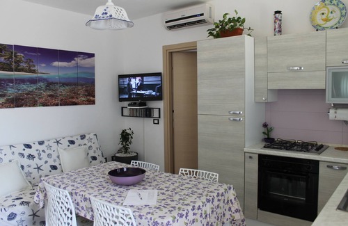 Casuzze House | Oceanfront House with Garden in Marina di Ragusa, Guest Rated 9.8