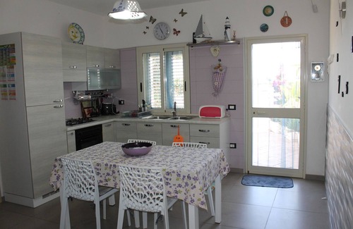 Casuzze House | Oceanfront House with Garden in Marina di Ragusa, Guest Rated 9.8