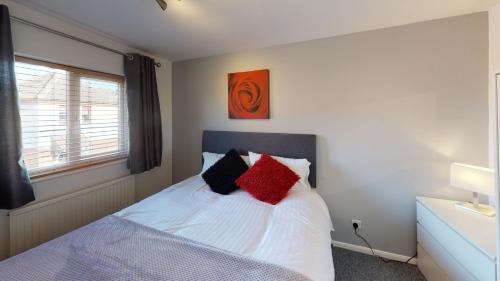 Hull Apartment | Discover Marina House: Top-Rated Stay at 8.7/10