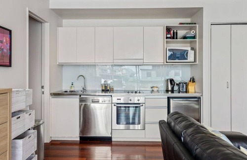 Auckland Central Business District Apartment | Elegant Marina Luxe Retreat: Pool, Spa & Gym Awaits You