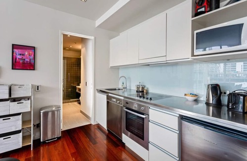 Auckland Central Business District Apartment | Elegant Marina Luxe Retreat: Pool, Spa & Gym Awaits You