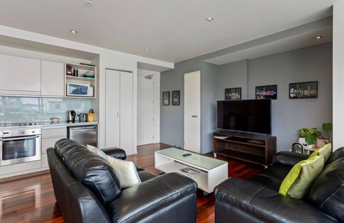 Auckland Central Business District Apartment | Elegant Marina Luxe Retreat: Pool, Spa & Gym Awaits You