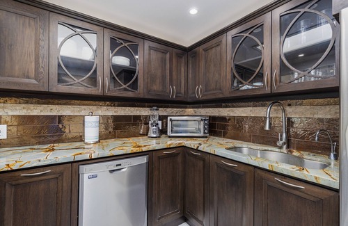 Bajio Apartment | Marina Residences: Inviting 2 Bed Retreat with Canal Views