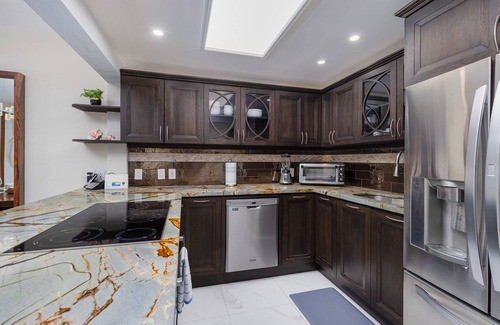 Bajio Apartment | Marina Residences: Inviting 2 Bed Retreat with Canal Views