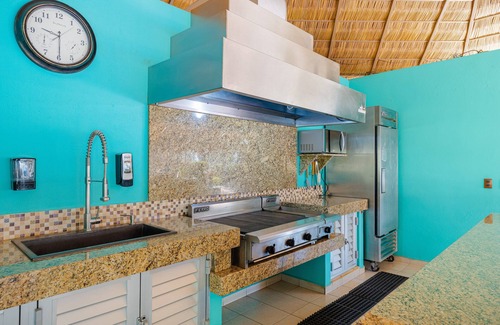 Bajio Apartment | Marina Residences: Inviting 2 Bed Retreat with Canal Views