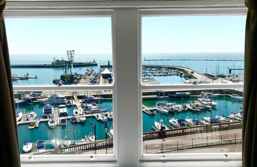Ramsgate House | Marina Retreat - Modern, stylish house with harbour views