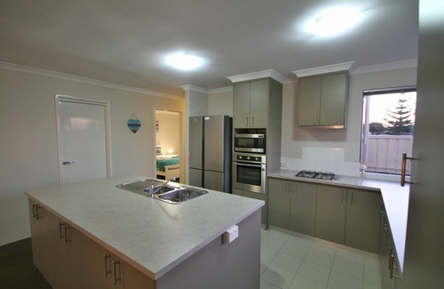 Geographe House | Experience Marina Sands: WIFI, Kayaks & BBQ Grill