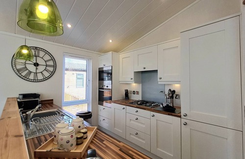Troutbeck Bridge Cabin | Marina View Lodge: Ideal Family Retreat with Kitchen Access