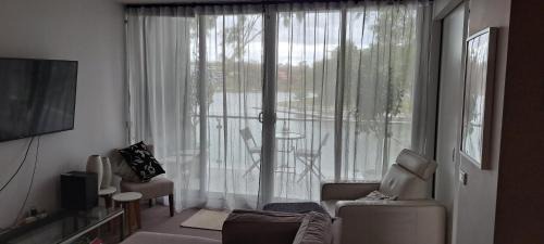 Maribyrnong Apartment | Riverside Retreat: Marina View Apartment in Melbourne