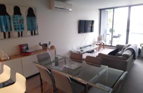 Maribyrnong Apartment | Riverside Retreat: Marina View Apartment in Melbourne