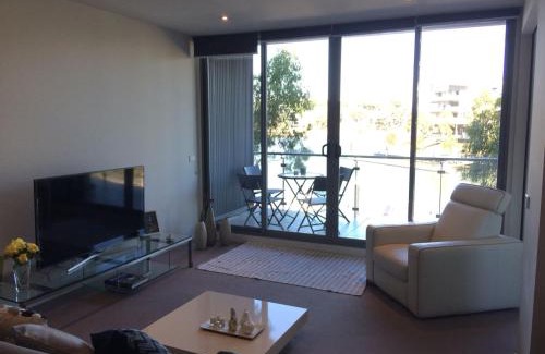 Maribyrnong Apartment | Riverside Retreat: Marina View Apartment in Melbourne