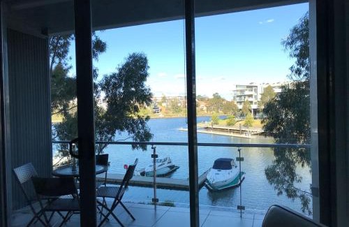 Maribyrnong Apartment | Riverside Retreat: Marina View Apartment in Melbourne