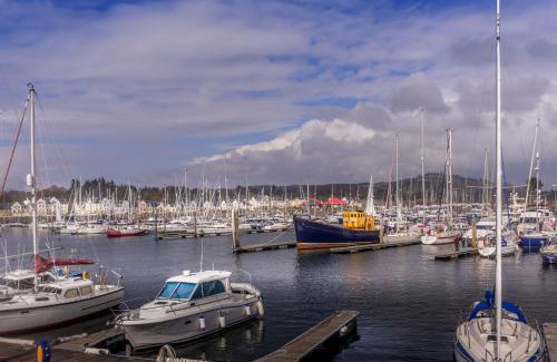 Inverkip Apartment | Oceanfront Marina View Apartment with Pet-Friendly Amenities