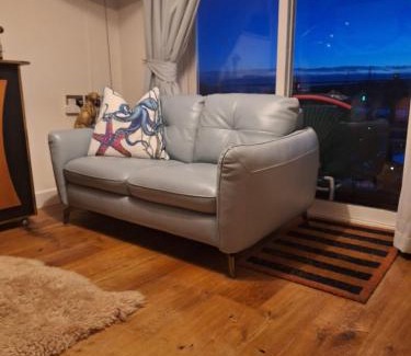 East Cowes Apartment | Sunny Marina View Apartment with South Facing Balcony