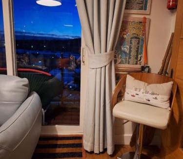 East Cowes Apartment | Sunny Marina View Apartment with South Facing Balcony