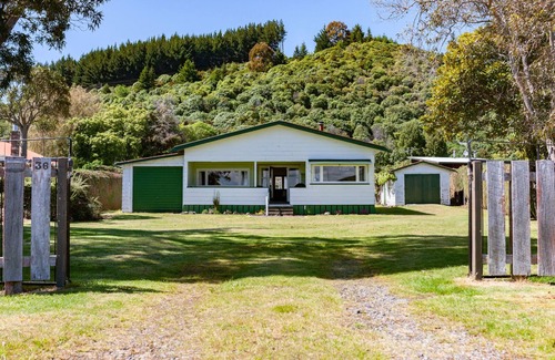 Motuoapa House | Unforgettable Marina Views at Motuoapa Bach - 10/10 Rating