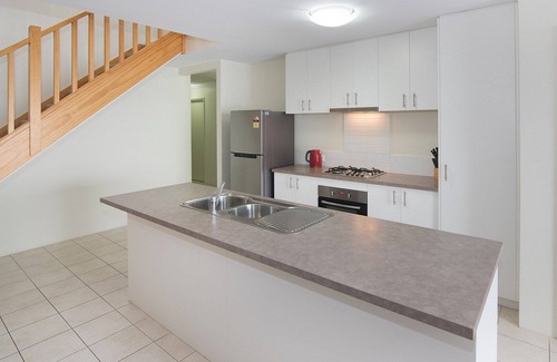 Geographe House | Scenic Marina Views with Free WiFi and Kayaks Included