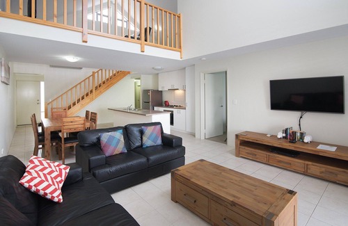 Geographe House | Scenic Marina Views with Free WiFi and Kayaks Included