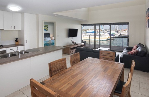Geographe House | Scenic Marina Views with Free WiFi and Kayaks Included