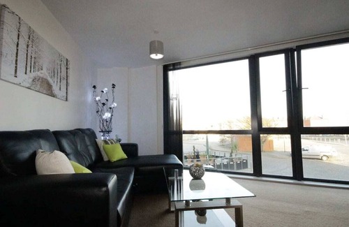 Hull Old Town Apartment | Cozy Marina Water View Apartment with Family-Friendly Perks