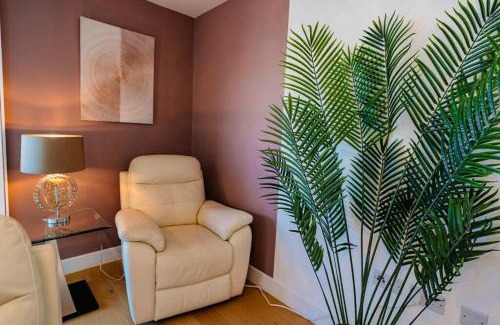 Seafront Apartment | Oceanfront 2 BD Flat with Scenic Marina Views