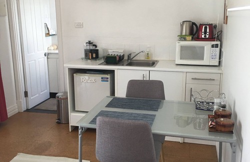 South Fremantle Apartment | Guest Rated 10/10: Marine Terrace Beach Studio Awaits