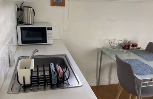 South Fremantle Apartment | Guest Rated 10/10: Marine Terrace Beach Studio Awaits